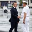 Emmanuel Macron serre la main du préfet de Mayotte François-Xavier Bieuville à son arrivée à l'aéroport de Dzaoudzi, à Mayotte, le 19 décembre 2024