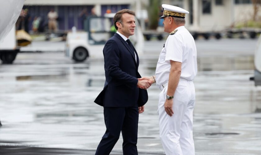 Emmanuel Macron serre la main du préfet de Mayotte François-Xavier Bieuville à son arrivée à l'aéroport de Dzaoudzi, à Mayotte, le 19 décembre 2024