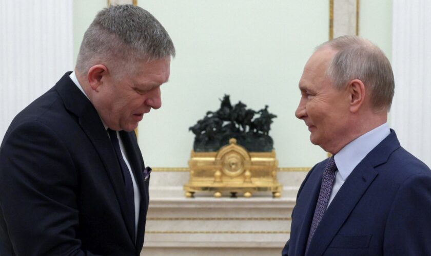 Le Premier ministe slovaque Robert Fico (gauche) et le président russe Vladimir Poutine (droite) à Moscou le 22 décembre 2024