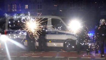 Böllerei schon vor Silvester – Jugendliche schießen mit Raketen auf Passanten