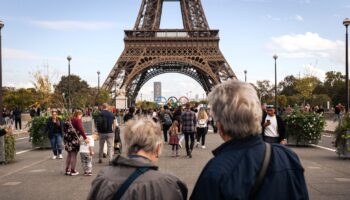 In Paris, France, on October 21, 2024, Paris City Hall definitively closes the Iena Bridge to car traffic. This emblematic bridge linking the Eiffel Tower to the Palais Chaillot becomes a pedestrian zone to improve visitor safety and enhance its tourist appeal. The central area of the bridge is now reserved for pedestrians, with two lanes on the sides for buses, taxis, cyclists, and emergency vehicles.