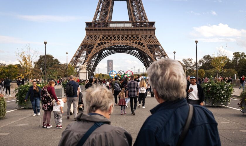 In Paris, France, on October 21, 2024, Paris City Hall definitively closes the Iena Bridge to car traffic. This emblematic bridge linking the Eiffel Tower to the Palais Chaillot becomes a pedestrian zone to improve visitor safety and enhance its tourist appeal. The central area of the bridge is now reserved for pedestrians, with two lanes on the sides for buses, taxis, cyclists, and emergency vehicles.