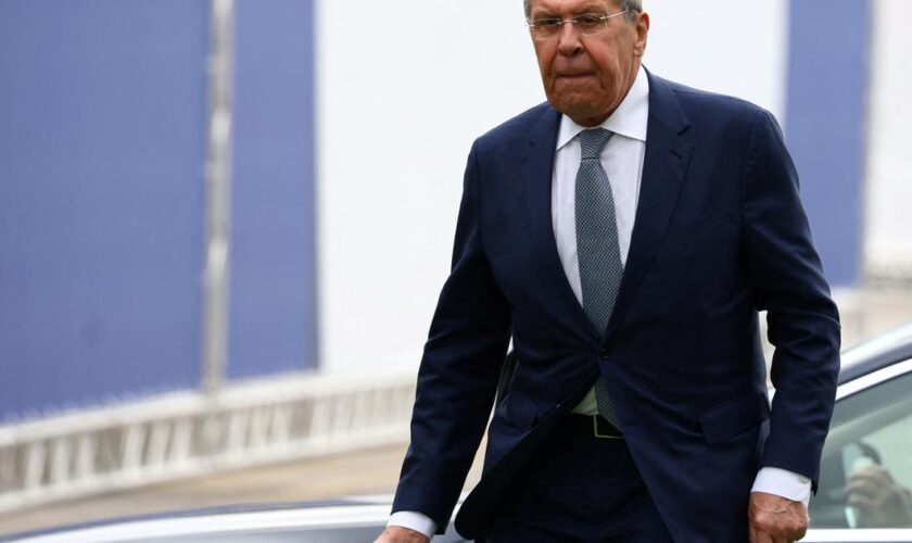 Lavrov affirme que la France veut négocier la paix sans l’Ukraine ? “Un mensonge russe de plus”