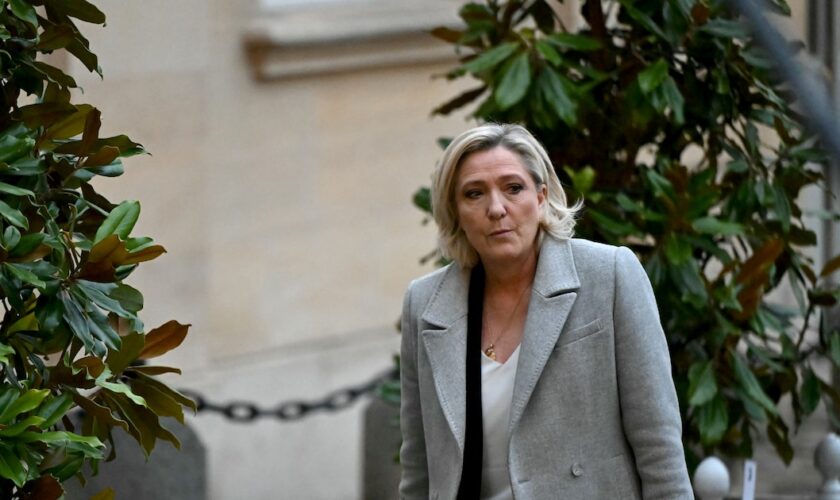 La cheffe de file des députés du Rassemblement national Marine Le Pen arrive à l'hôtel Matignon, à Paris, pour une réunion avec le nouveau Premier ministre français, François Bayrou, le 16 décembre 2024