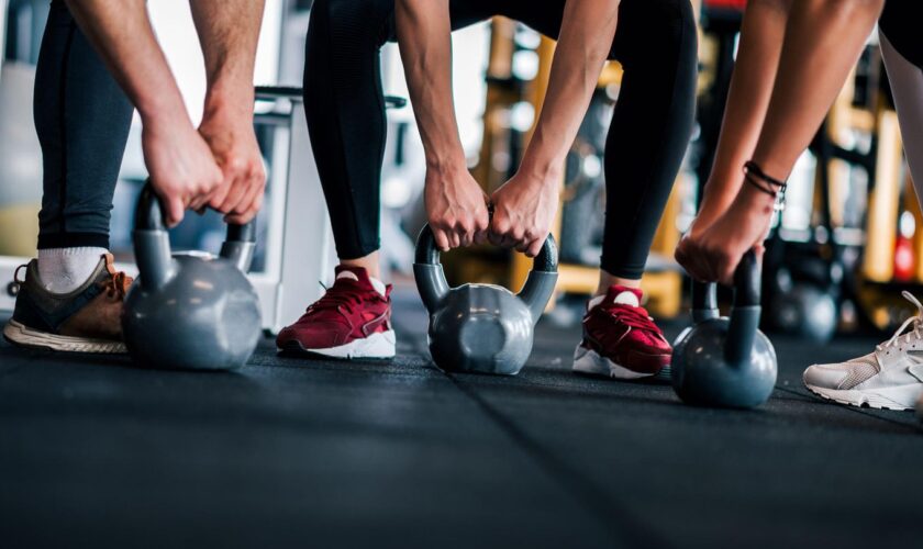 Gruppentraining im Gym mit Kettle Balls