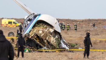 Le site du crash d'un avion de ligne d'Azerbaïdjan Airlines près de la ville kazakhe d'Aktau, à l'ouest du pays, le 25 décembre 2024