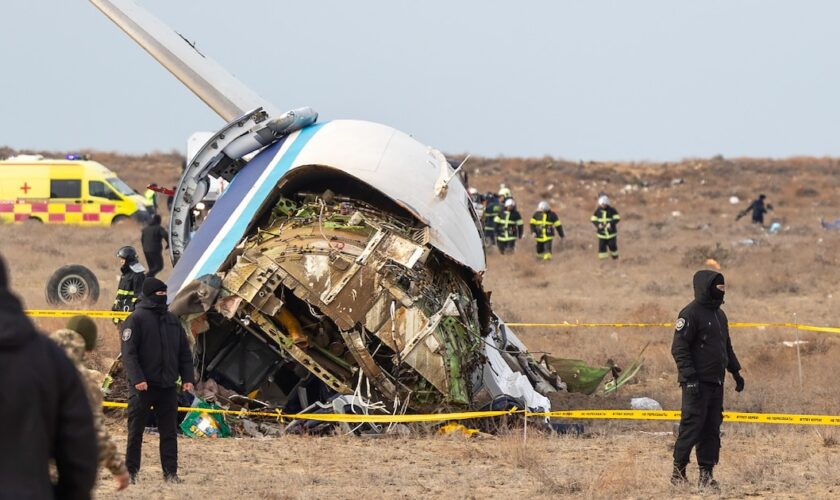 Le site du crash d'un avion de ligne d'Azerbaïdjan Airlines près de la ville kazakhe d'Aktau, à l'ouest du pays, le 25 décembre 2024