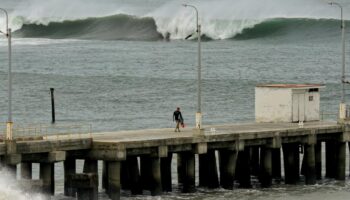 “Des vagues de quatre mètres” au Pérou et en Équateur : les images de la “houle anormale”