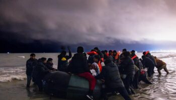 Un corps repêché sur une plage du Pas-de-Calais, au lendemain du décès de trois migrants qui tentaient de traverser la Manche