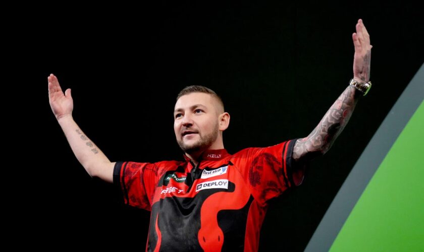 Nathan Aspinall dominates Ricardo Pietreczko to earn quarter-final spot