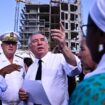 Le Premier ministre Francois Bayrou (au centre) visite une usine de dessalement d'eau à Petite-Terre, dans le département de Mayotte, le 30 décembre 2024