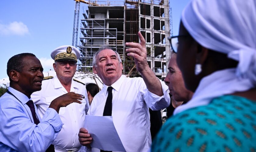 Le Premier ministre Francois Bayrou (au centre) visite une usine de dessalement d'eau à Petite-Terre, dans le département de Mayotte, le 30 décembre 2024