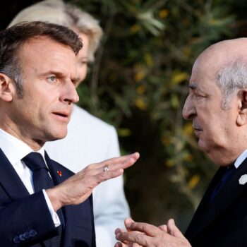 Le président français Emmanuel Macron (à gauche) s'entretient avec le président algérien Abdelmadjid Tebboune alors qu'ils posent pour une photo de famille avec les chefs d'État du G7 et les chefs de délégation des pays de sensibilisation à la station balnéaire de Borgo Egnazia lors du sommet du G7 organisé par l'Italie, à Savelletri, le 14 juin. , 2024. (Photo de Ludovic MARIN / AFP)