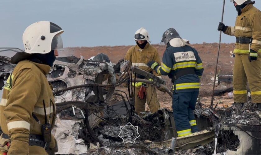 Photo fournie par le ministère des Situations d'urgence du Kazakhstan montrant des experts sur le site du crash d'un avion d'Azerbaijan Airlines près d'Aktaou le 25 décembre 2024