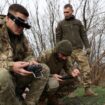 Des opérateurs de drones FPV (pilotage en immersion) de l'armée ukrainienne s'entraînent près de la ligne de front, dans la région de Donetsk, le 16 novembre 2023