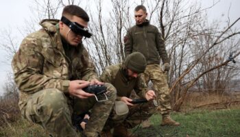 Des opérateurs de drones FPV (pilotage en immersion) de l'armée ukrainienne s'entraînent près de la ligne de front, dans la région de Donetsk, le 16 novembre 2023