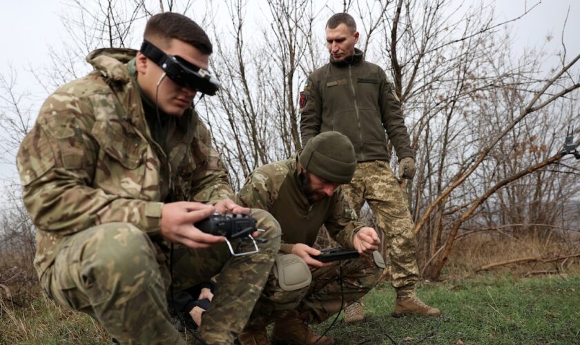 Des opérateurs de drones FPV (pilotage en immersion) de l'armée ukrainienne s'entraînent près de la ligne de front, dans la région de Donetsk, le 16 novembre 2023