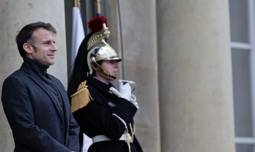 Le président Emmanuel Macron sur le perron de l'Elysée, le 9 décembre 2024 à Paris