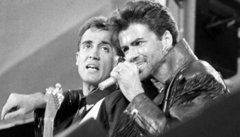 George Michael und Andrew Ridgeley von Wham singen "Last Christmas"