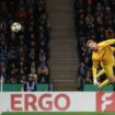 Sehenswertes Tor: Christopher Lannert trifft gegen Torwart Florian Müller zum 1:0 für Bielefeld. Foto: Friso Gentsch/dpa