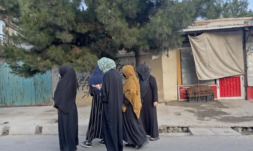 Afghanistan : les Talibans ordonnent d’obstruer les fenêtres qui donnent sur des espaces résidentiels occupés par les femmes