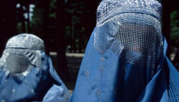 Zwei verschleierte Frauen in blauen Burkas in Afghanistan