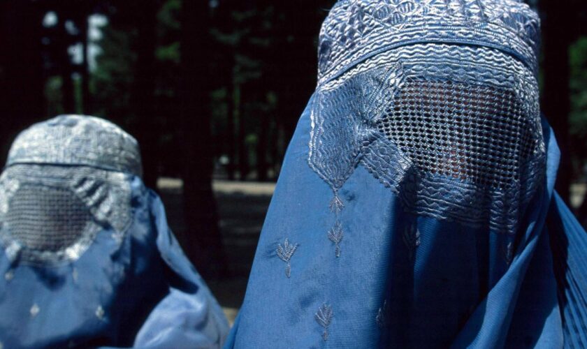 Zwei verschleierte Frauen in blauen Burkas in Afghanistan