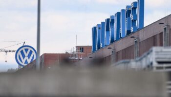 Im VW-Werk Kassel-Baunatal ist die Stimmung auf dem Tiefpunkt. Foto: Swen Pförtner/dpa