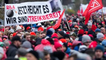 VW-Mitarbeiter protestieren direkt am Vorstandhochhaus. Foto: Martin Meissner/AP POOL/dpa