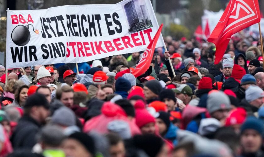 VW-Mitarbeiter protestieren direkt am Vorstandhochhaus. Foto: Martin Meissner/AP POOL/dpa