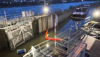 Die Torflügel der Schleuse wurden bei dem Unfall aus der Verankerung gerissen. Foto: WSA Mosel-Saar-Lahn/dpa