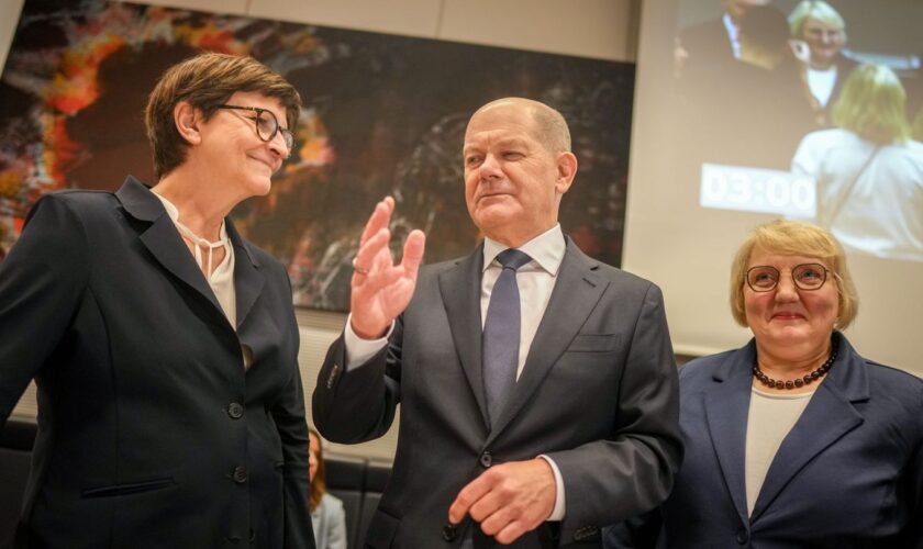 Nach der Abstimmung redeten SPD-Chefin Esken (links) und Kanzler Scholz dann doch noch miteinander. Foto: Kay Nietfeld/dpa