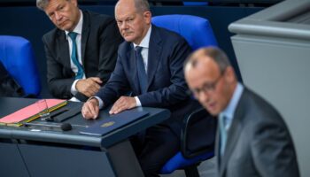 Misstrauische Blicke: Scholz und Merz sind längst im Wahlkampfmodus. Foto: Michael Kappeler/dpa