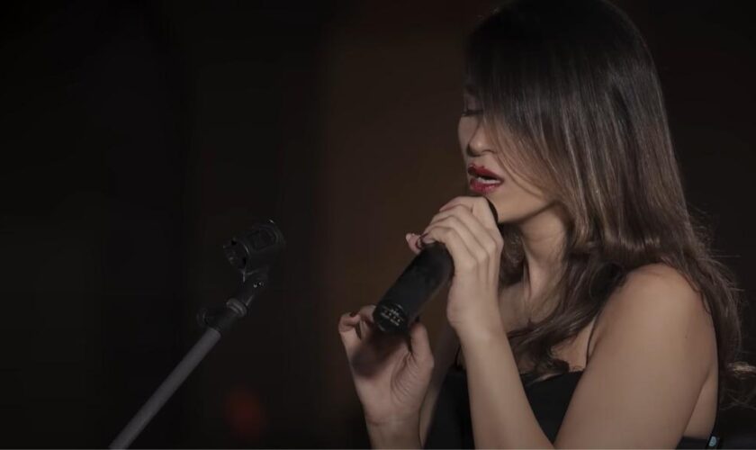 «Chanter pour le pays que j’aime si passionnément» : l’artiste iranienne Parastoo Ahmadi défie le régime et chante dévoilée