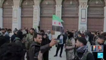 Chute de Bachar al-Assad : à Damas, les rebelles célébrés par les habitants