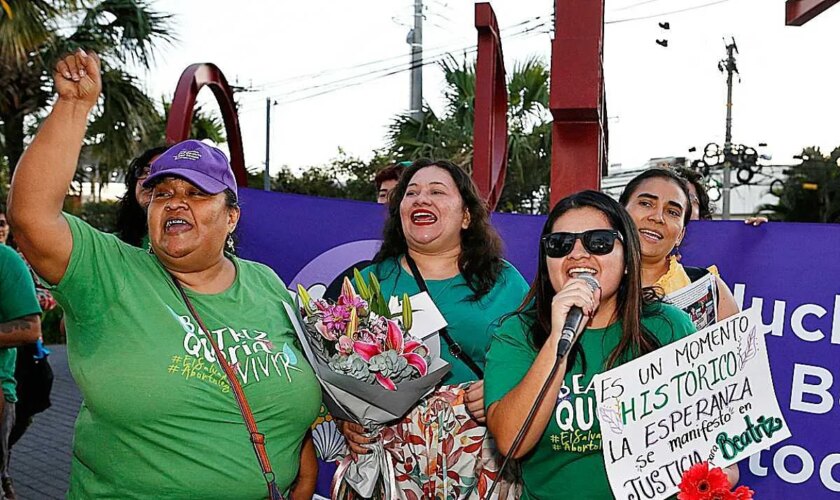 Condenan a El Salvador por "violencia obstétrica" al no permitir abortar a una joven cuyo feto no podía sobrevivir