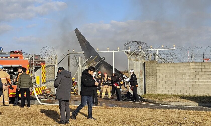 Corea del Sur: al menos 28 muertos tras estrellarse un avión en la pista de aterrizaje del aeropuerto de Muan