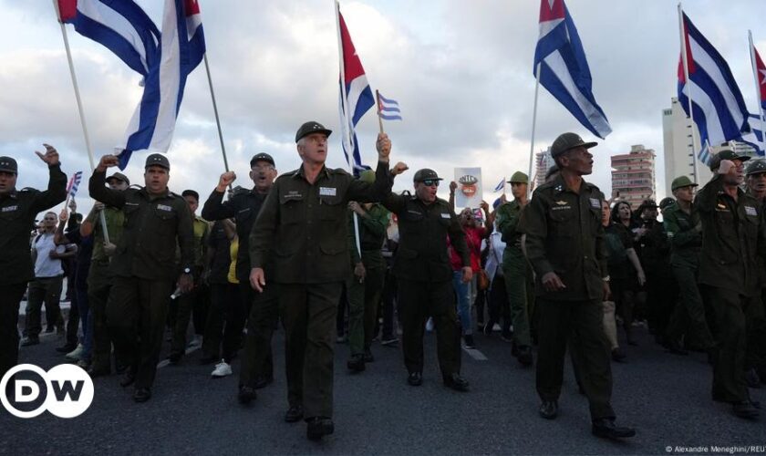 Cuba: Thousands protest against US trade sanctions