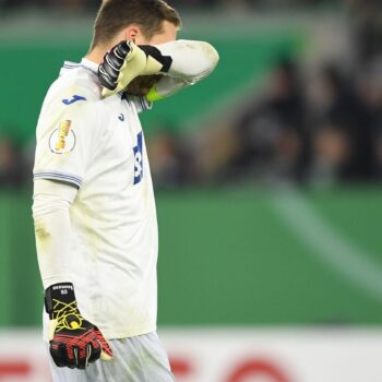 Patzte im Pokalspiel in Wolfsburg: Hoffenheims Torwart Oliver Baumann. Foto: Swen Pförtner/dpa