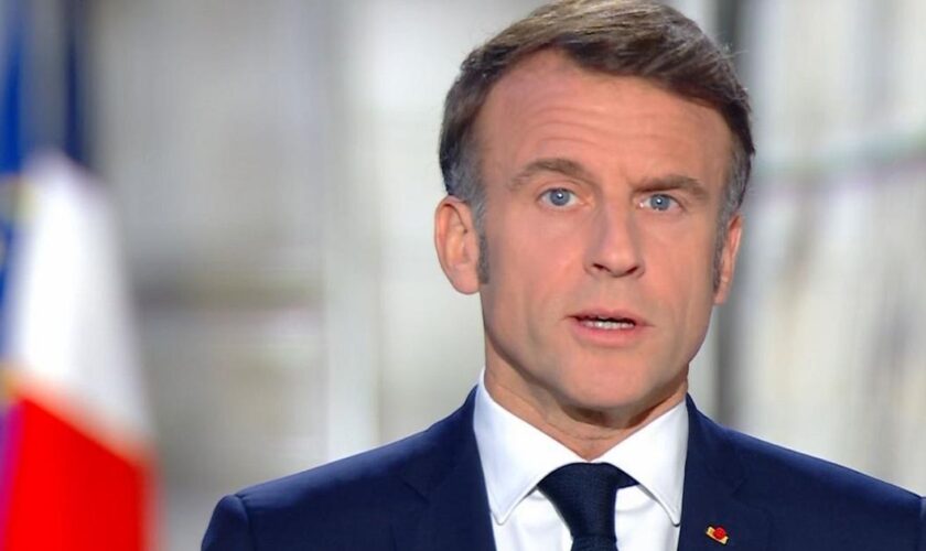 Dans ses vœux aux Français, Emmanuel Macron admet les ratés de la dissolution et ouvre la voie à des référendums en 2025