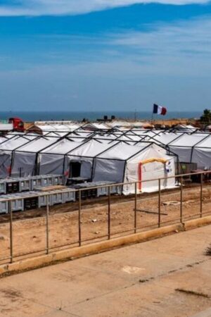 Déballé et monté en 24 heures maximum : à Mayotte, dans les coulisses d’un hôpital de campagne