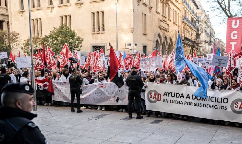 Decenas de trabajadoras de ayuda a domicilio de Madrid piden mejoras salariales: «Cobran 1.080 euros brutos al mes»