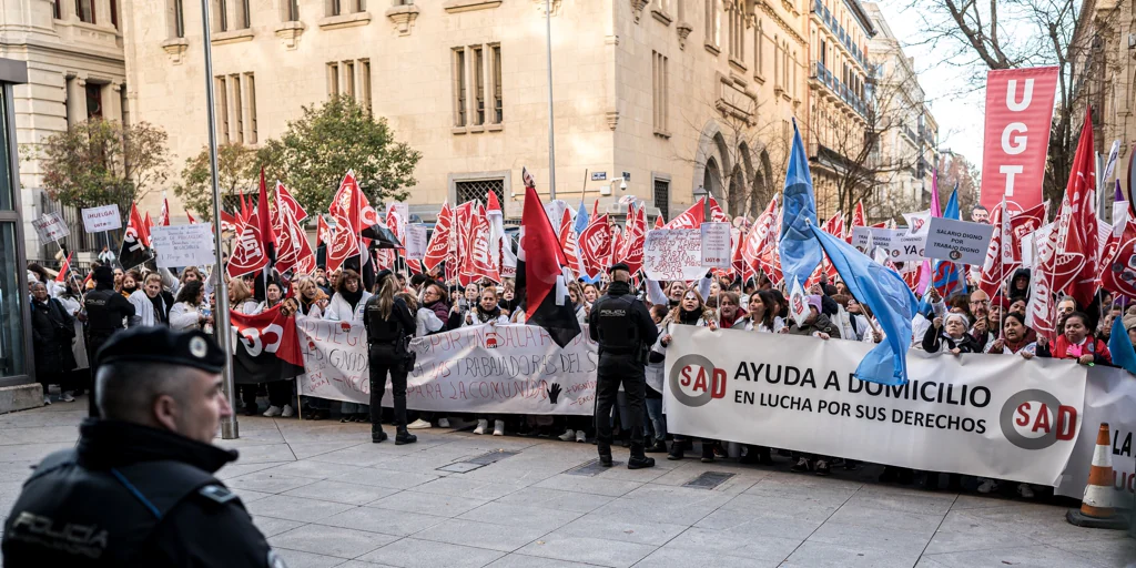 Decenas de trabajadoras de ayuda a domicilio de Madrid piden mejoras salariales: «Cobran 1.080 euros brutos al mes»