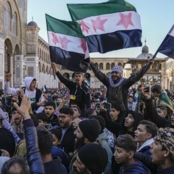 Des dizaines de milliers de Syriens fêtent dans les rues "la victoire de la révolution"