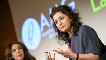 Ece Temelkuran: "Que Occidente trate a los sirios como fichas geopolíticas y les reproche que se alegren de la caída de Asad es injusto"