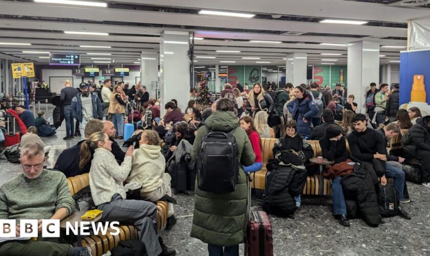 Edinburgh flights grounded for hours over IT issue