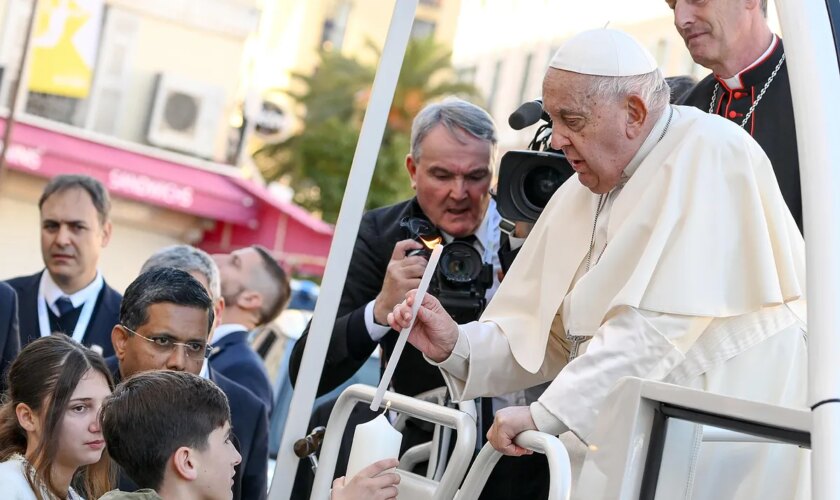 El Papa pide desde Córcega "paz para todas las tierras que se asoman al mar Mediterráneo"