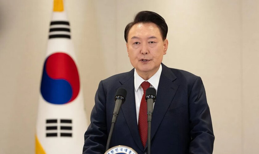 El Parlamento de Corea del Sur aprueba la moción para destituir al presidente que pasará a la historia por un fallido golpe de Estado