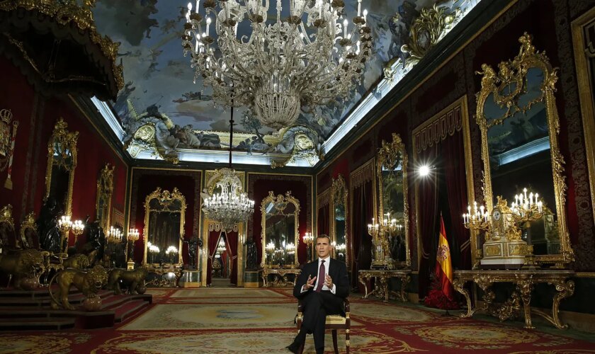 El Rey Felipe VI vuelve al Palacio Real en su discurso de Navidad: del aniversario de la proclamación al reto de levantar la audiencia