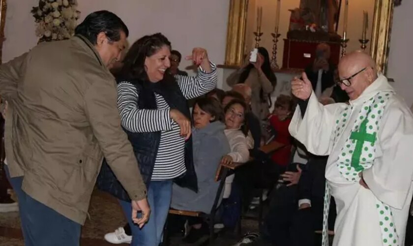 El cura flamenco de Málaga que convierte sus misas en una fiesta: «Soy un disfrutón»